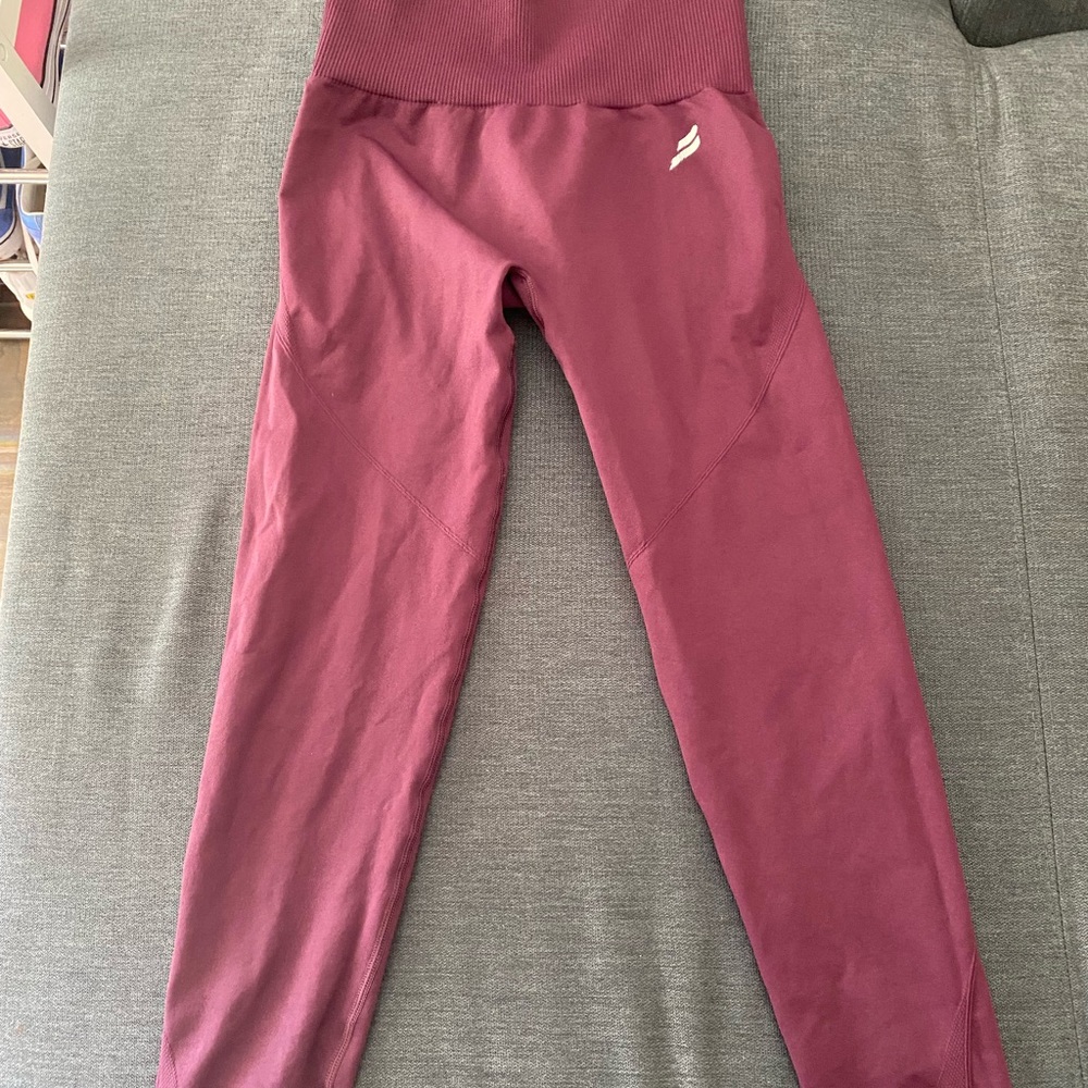 DoYouEven leggings Size L color is Maroon